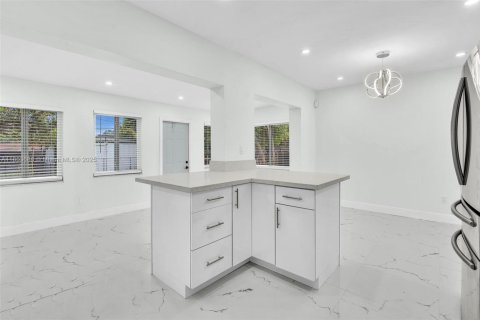 House in El Portal, Florida 4 bedrooms, 148.27 sq.m. № 1871701 - photo 25