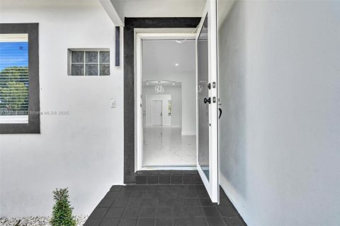 House in El Portal, Florida 4 bedrooms, 148.27 sq.m. № 1871701 - photo 5