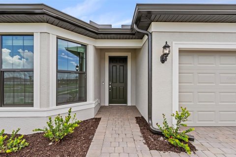 House in North Port, Florida 3 bedrooms, 209.87 sq.m. № 2364812 - photo 2