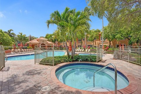 Condo in Dania Beach, Florida, 3 bedrooms № 1986655 - photo 1