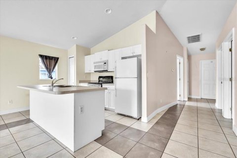 Commercial property in Lehigh Acres, Florida 6 bedrooms, 220.18 sq.m. № 2393437 - photo 8