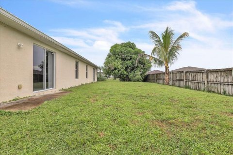 Commercial property in Lehigh Acres, Florida 6 bedrooms, 220.18 sq.m. № 2393437 - photo 21