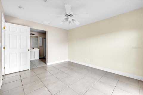 Commercial property in Lehigh Acres, Florida 6 bedrooms, 220.18 sq.m. № 2393437 - photo 11