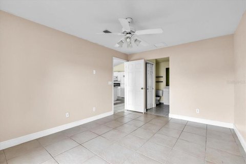 Commercial property in Lehigh Acres, Florida 6 bedrooms, 220.18 sq.m. № 2393437 - photo 12