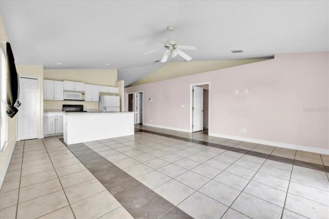Commercial property in Lehigh Acres, Florida 6 bedrooms, 220.18 sq.m. № 2393437 - photo 6