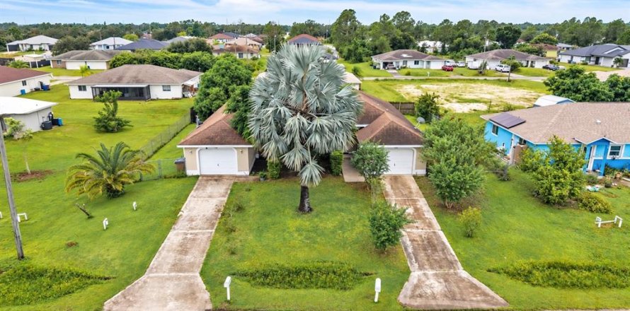 Commercial property in Lehigh Acres, Florida 6 bedrooms, 220.18 sq.m. № 2393437