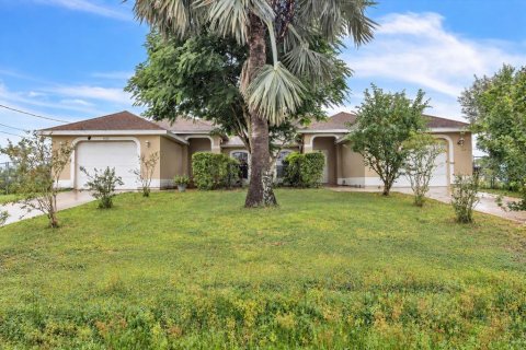 Commercial property in Lehigh Acres, Florida 6 bedrooms, 220.18 sq.m. № 2393437 - photo 2