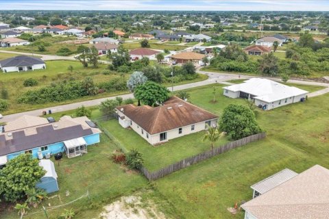 Commercial property in Lehigh Acres, Florida 6 bedrooms, 220.18 sq.m. № 2393437 - photo 27