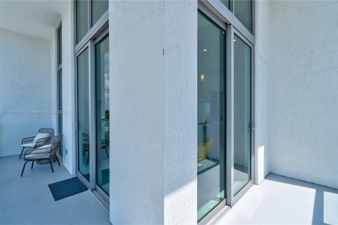Condo in Miami, Florida, 2 bedrooms  № 2076774 - photo 17