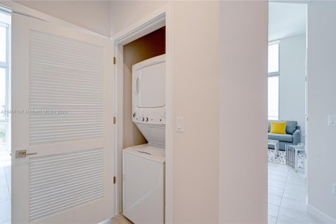 Condo in Miami, Florida, 2 bedrooms  № 2076774 - photo 24