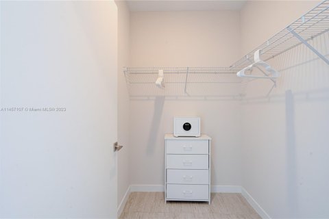 Condo in Miami, Florida, 2 bedrooms  № 2076774 - photo 23