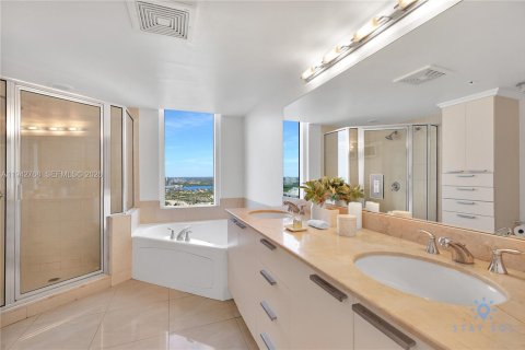 Copropriété à louer à Sunny Isles Beach, Floride: 2 chambres, 132.2 m2 № 2000137 - photo 10