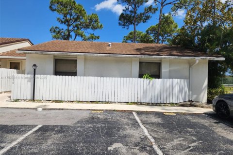 House in Greenacres, Florida 2 bedrooms, 97.27 sq.m. № 1699150 - photo 1