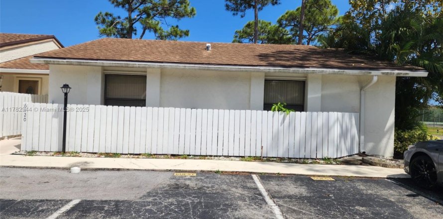 House in Greenacres, Florida 2 bedrooms, 97.27 sq.m. № 1699150