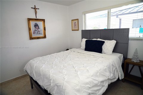 Casa en venta en Hialeah, Florida, 3 dormitorios, 106.56 m2 № 1897836 - foto 5