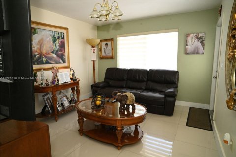 Casa en venta en Hialeah, Florida, 3 dormitorios, 106.56 m2 № 1897836 - foto 3