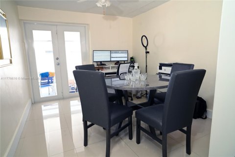 Casa en venta en Hialeah, Florida, 3 dormitorios, 106.56 m2 № 1897836 - foto 12