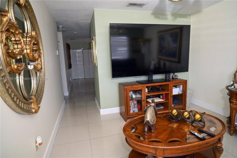 Casa en venta en Hialeah, Florida, 3 dormitorios, 106.56 m2 № 1897836 - foto 4