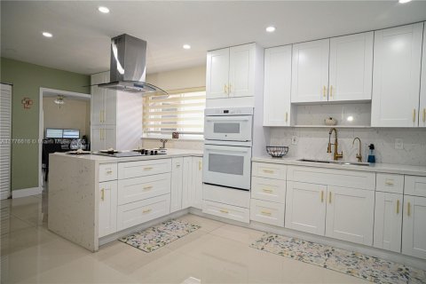 Casa en venta en Hialeah, Florida, 3 dormitorios, 106.56 m2 № 1897836 - foto 10