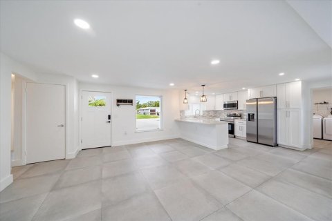 House in Sarasota, Florida 2 bedrooms, 108.32 sq.m. № 1815212 - photo 10