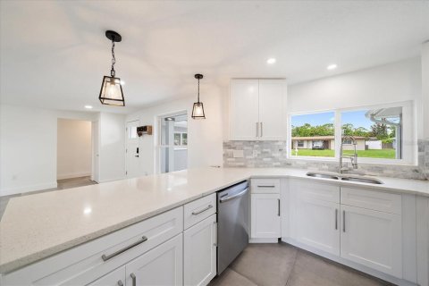 House in Sarasota, Florida 2 bedrooms, 108.32 sq.m. № 1815212 - photo 7