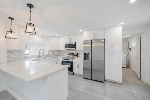 House in Sarasota, Florida 2 bedrooms, 108.32 sq.m. № 1815212 - photo 6