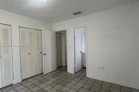 Condo in Hialeah, Florida, 2 bedrooms  № 2004680 - photo 20