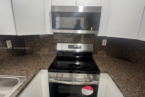 Condo in Hialeah, Florida, 2 bedrooms  № 2004680 - photo 9