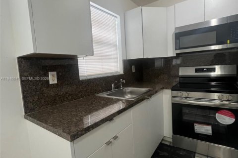 Condo in Hialeah, Florida, 2 bedrooms  № 2004680 - photo 6