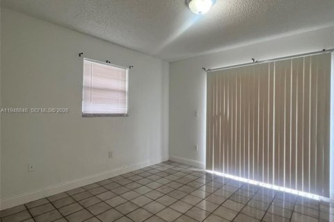 Condo in Hialeah, Florida, 2 bedrooms  № 2004680 - photo 18