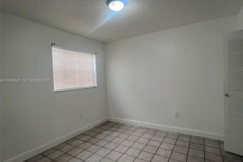 Condo in Hialeah, Florida, 2 bedrooms  № 2004680 - photo 10