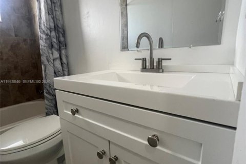 Condo in Hialeah, Florida, 2 bedrooms  № 2004680 - photo 14