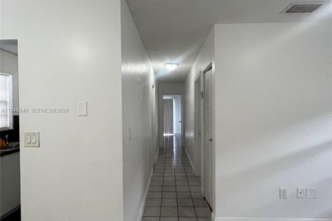 Condo in Hialeah, Florida, 2 bedrooms  № 2004680 - photo 3