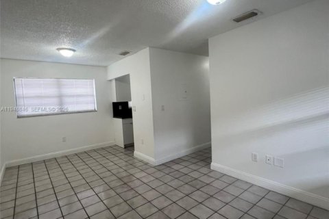 Condo in Hialeah, Florida, 2 bedrooms  № 2004680 - photo 2