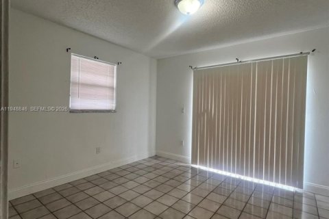 Condo in Hialeah, Florida, 2 bedrooms  № 2004680 - photo 17