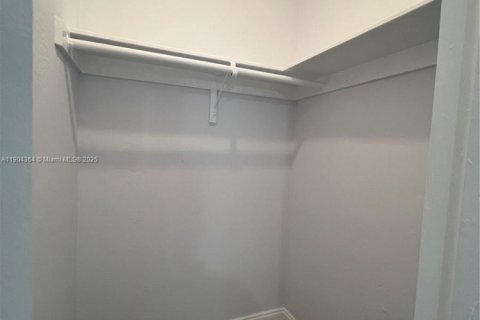 Apartamento en alquiler en Miami, Florida, 2 dormitorios, 67.35 m2 № 1954910 - foto 7