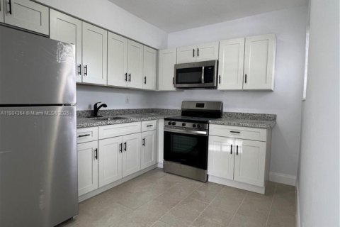Apartamento en alquiler en Miami, Florida, 2 dormitorios, 67.35 m2 № 1954910 - foto 4