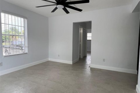 Apartamento en alquiler en Miami, Florida, 2 dormitorios, 67.35 m2 № 1954910 - foto 2