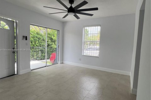 Apartamento en alquiler en Miami, Florida, 2 dormitorios, 67.35 m2 № 1954910 - foto 3