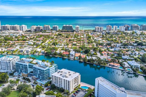 Купить кондоминиум в Бей-Харбор-Айлендс, Флорида 2 спальни, 138.42м2, № 1964466 - фото 1