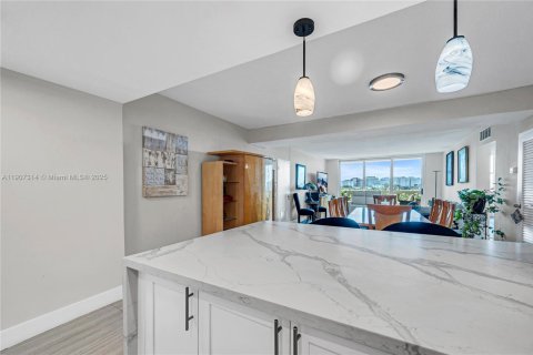 Купить кондоминиум в Бей-Харбор-Айлендс, Флорида 2 спальни, 138.42м2, № 1964466 - фото 19