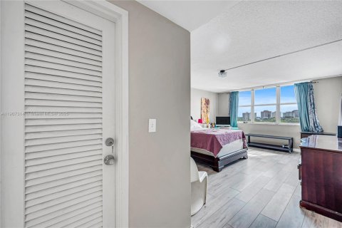 Купить кондоминиум в Бей-Харбор-Айлендс, Флорида 2 спальни, 138.42м2, № 1964466 - фото 25