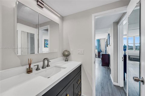 Купить кондоминиум в Бей-Харбор-Айлендс, Флорида 2 спальни, 138.42м2, № 1964466 - фото 27