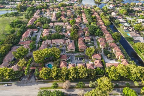Townhouse in Coral Springs, Florida 3 bedrooms, 195.56 sq.m. № 2250592 - photo 30
