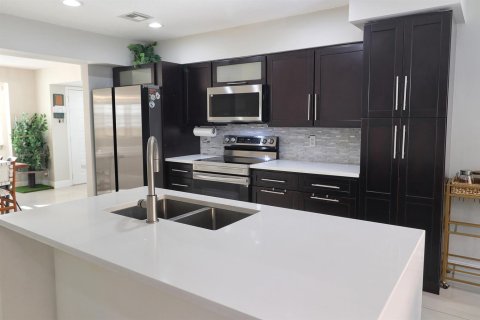 Townhouse in Coral Springs, Florida 3 bedrooms, 195.56 sq.m. № 2250592 - photo 12