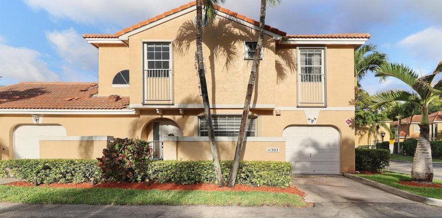 Townhouse in Coral Springs, Florida 3 bedrooms, 195.56 sq.m. № 2250592
