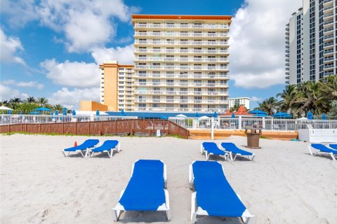 Hotel in Sunny Isles Beach, Florida 33.44 sq.m. № 1754210 - photo 20