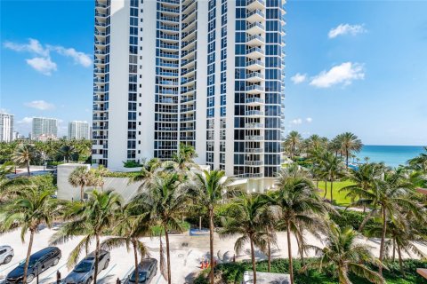 Hotel in Sunny Isles Beach, Florida 33.44 sq.m. № 1754210 - photo 24
