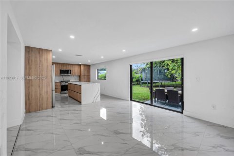 Casa en venta en Miami, Florida, 4 dormitorios, 178.56 m2 № 1982328 - foto 23