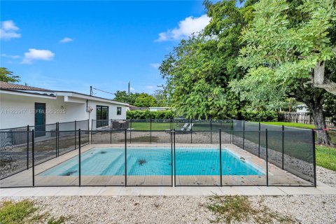 Casa en venta en Miami, Florida, 4 dormitorios, 178.56 m2 № 1982328 - foto 9